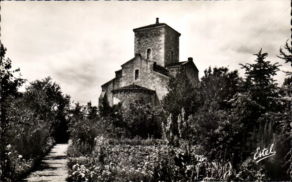 Kirche von Germigny-des-Prés — Apsis (9. Jahrhundert) vom Pfarrgarten aus gesehen — Estel, n° 2751 - Vorderseite