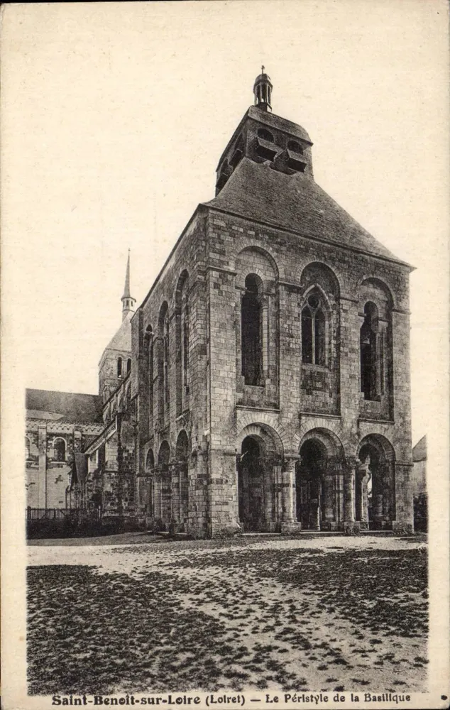 Saint-Benoît-sur-Loire (Loiret) — O Pórtico da Basílica - Frente