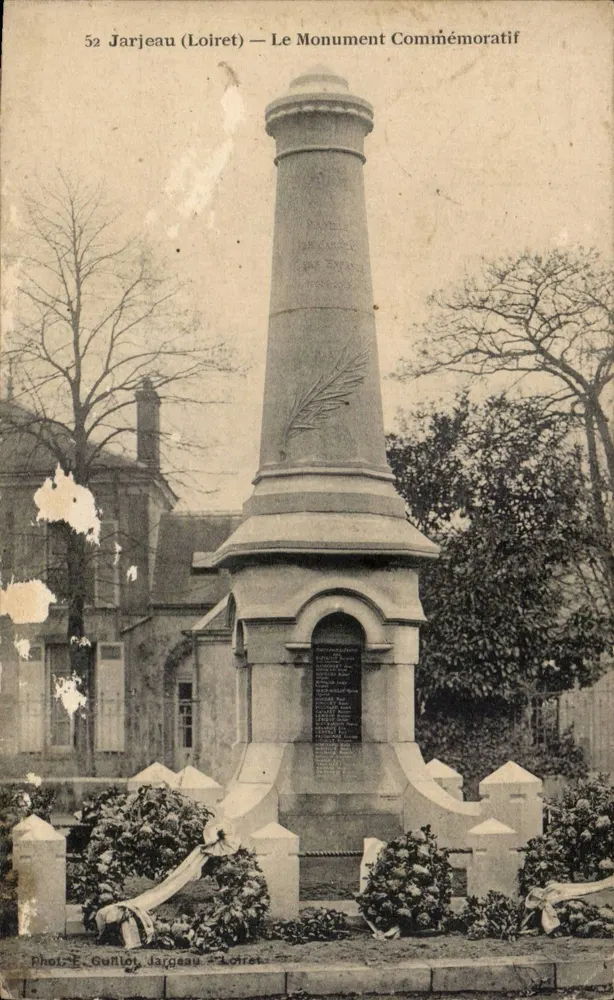 Jarjeau (Loiret) — Het Gedenkmonument — Fot. E. Guillot, Jarjeau - Voorkant