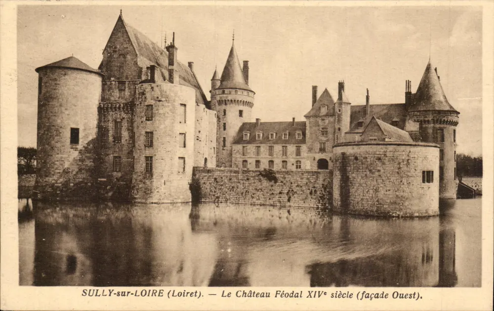 SULLY-sur-LOIRE (Loiret) — O Castelo Feudal do Século XIV (fachada Oeste) - Frente