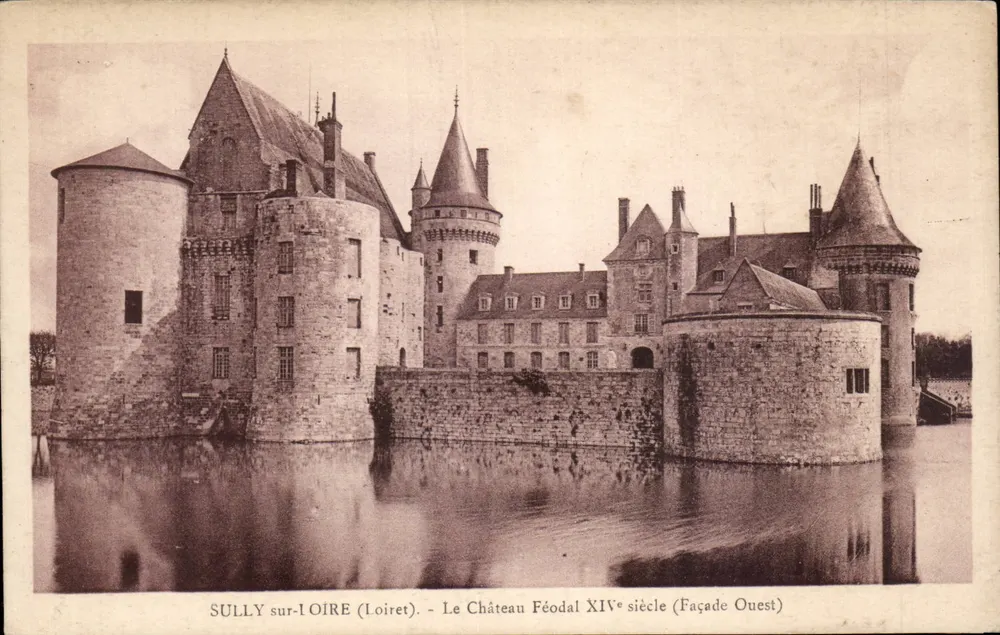 Sully-sur-Loire (Loiret) — O Castelo Feudal do Século XIV (Fachada Oeste) — Coleção Masté - Frente