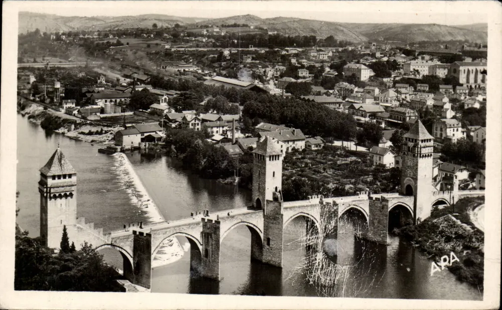 Cahors (Lot) — Vista Geral e o Pont Valentré — APA — Série das Cartas Postais - Frente