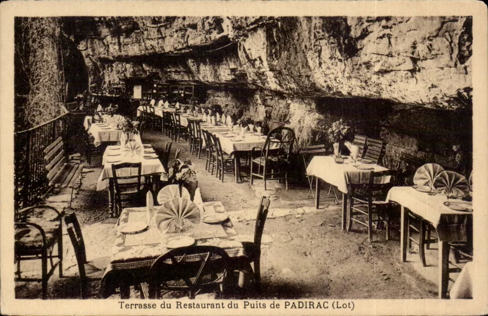 Terrace do Restaurante do Poço de PADIRAC (Lot) — vista interior da caverna — editor não identificado - Frente