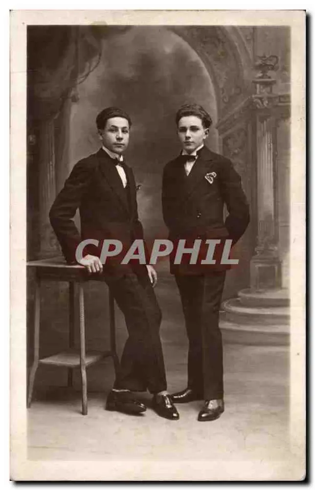 Dois jovens homens em traje — estúdio fotográfico - Frente