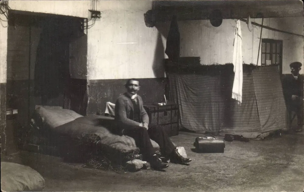 Soldado em cabana — interior de acampamento — editor não visível - Frente