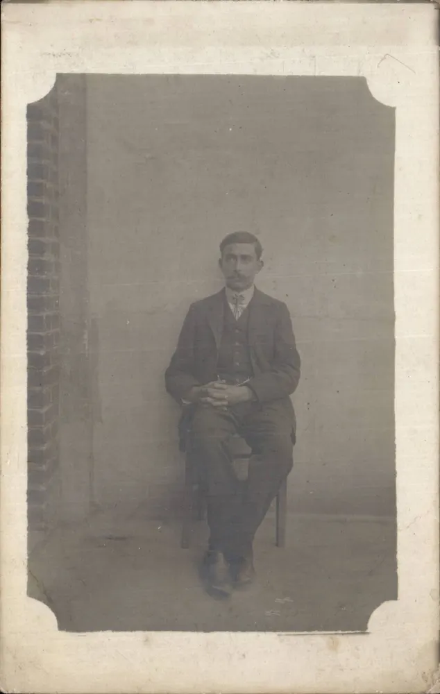 Retrato de um homem — estúdio — Papier Photographique R. Duvau, Colombes - Frente