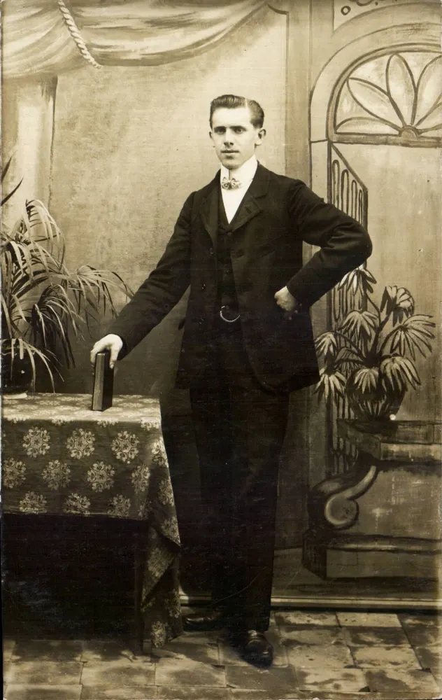 Retrato de um jovem homem com traje — estúdio — editor desconhecido - Frente