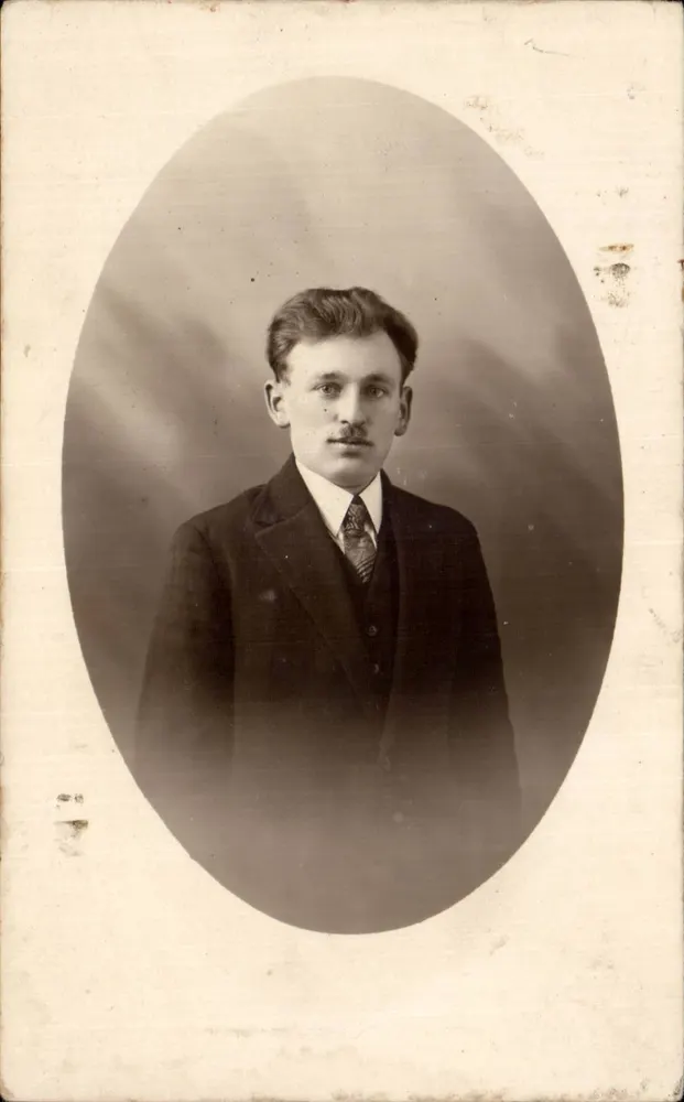 Retrato de um jovem homem — editor desconhecido, número de série não visível - Frente