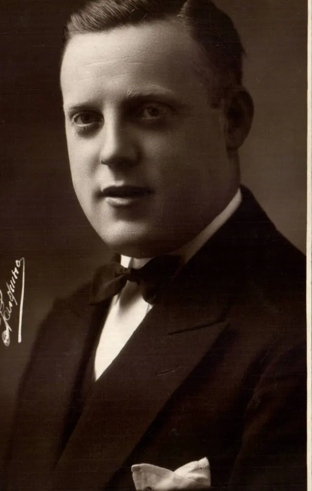 Retrato de homem em traje — fotografia — Atelier Raouling, Paris - Frente