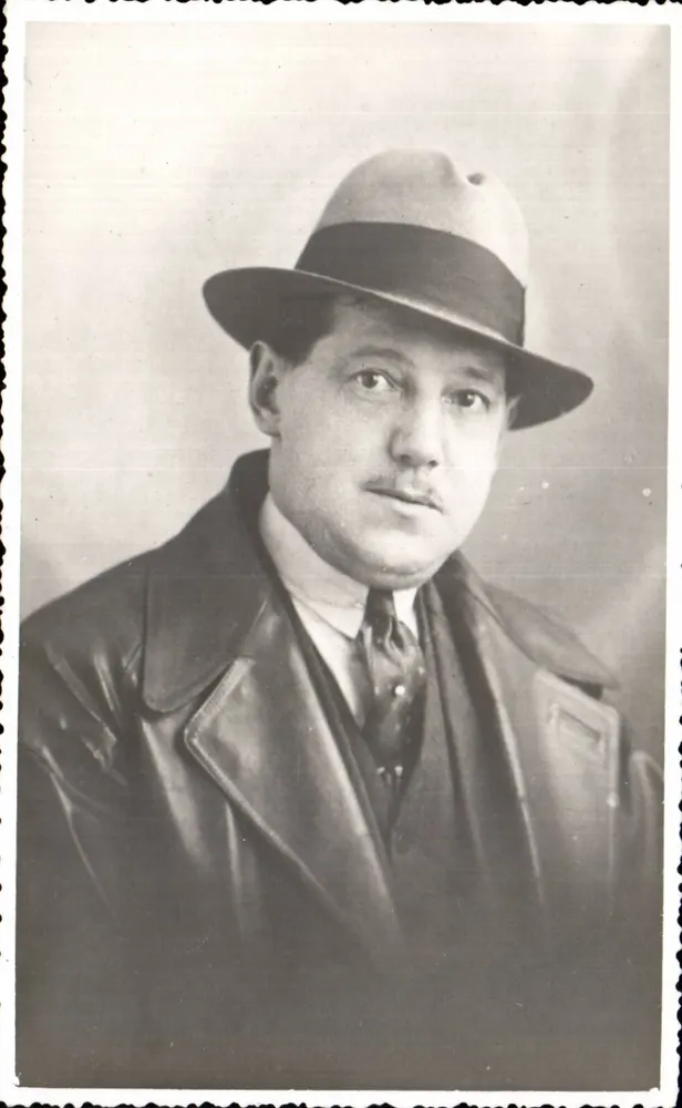 Retrato de homem em traje — 1932 — editor não visível - Frente