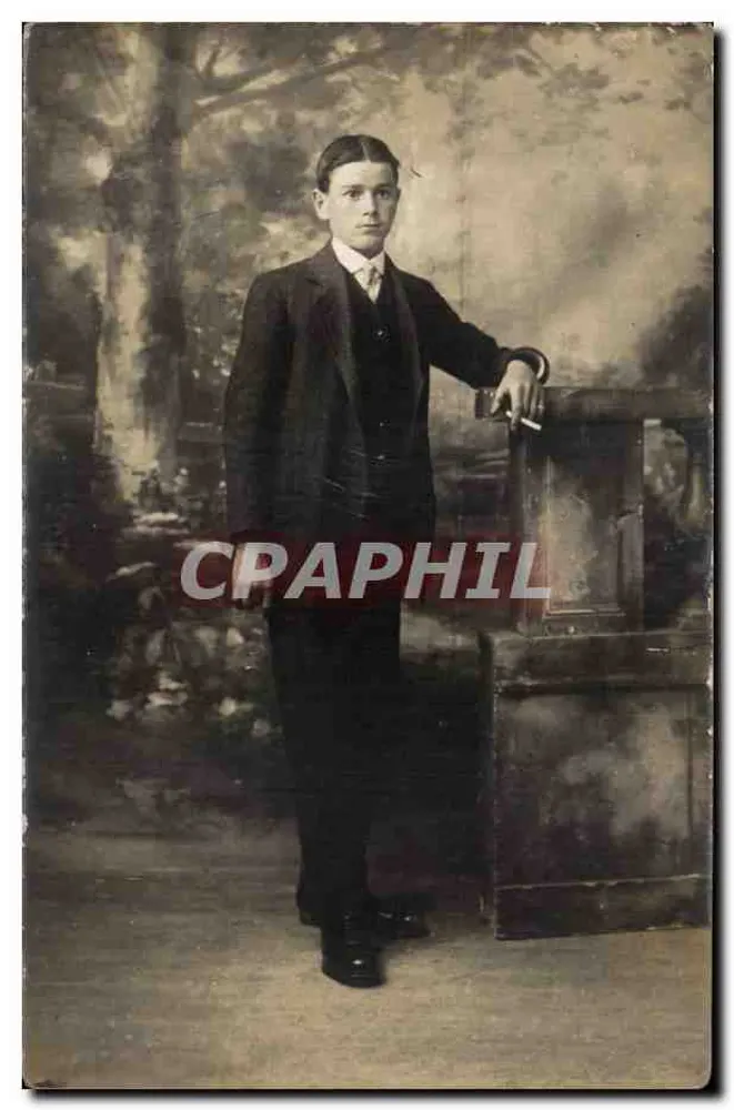 Jovem homem em traje — estúdio — editor não visível - Frente