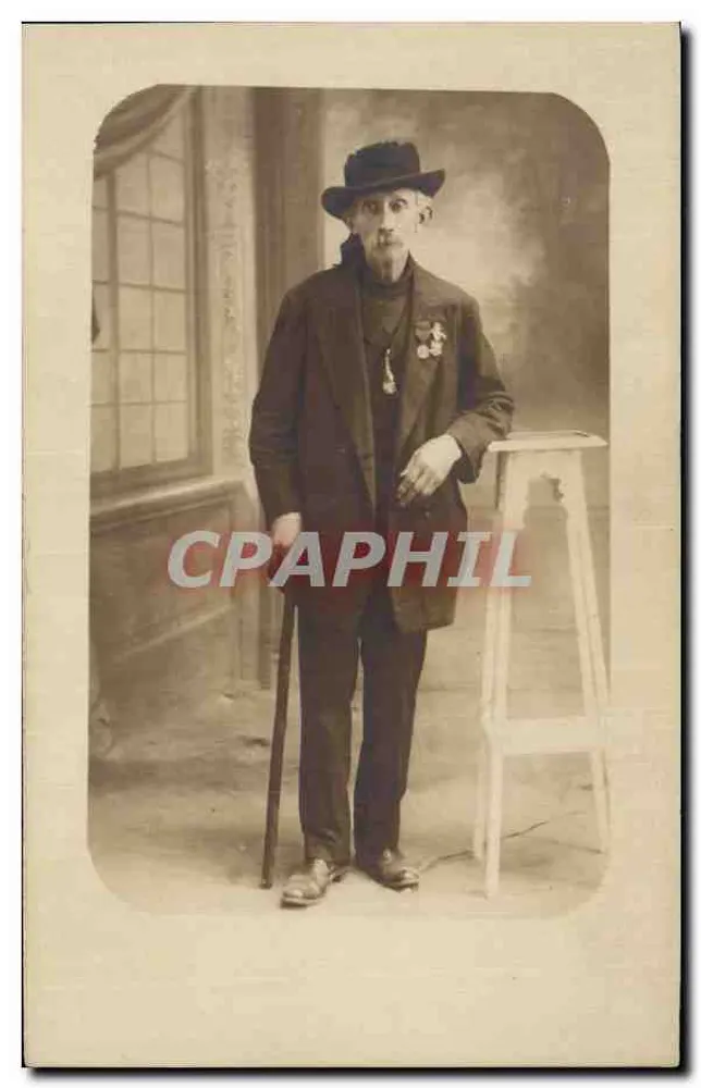 Homem idoso com bengala e medalha — estúdio fotográfico — Y. Le Bouillon, Bliest - Frente