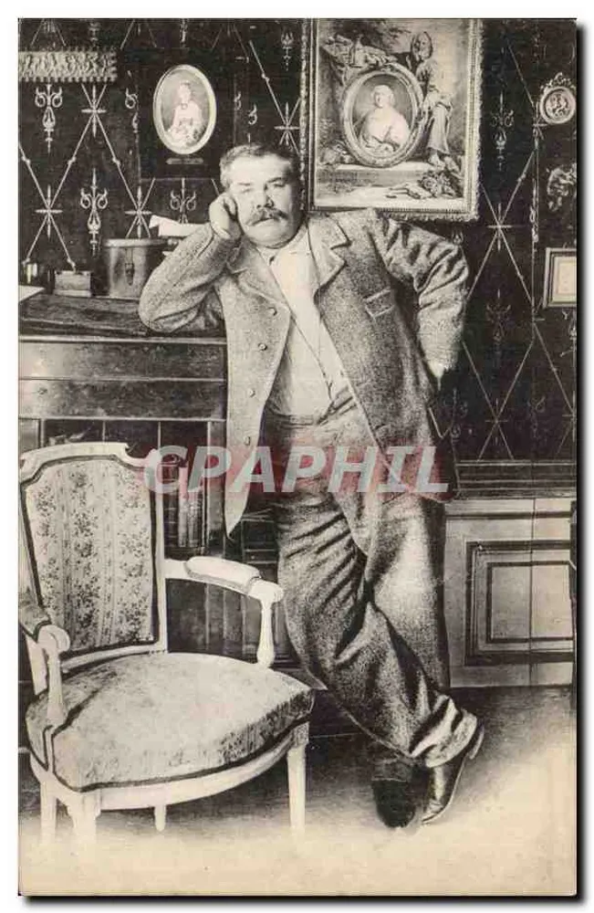 Homem com bigode — pose descontraída em um interior ricamente decorado — editor não identificado - Frente
