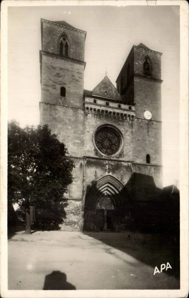 Sint-Pieterskerk van Gourdon — uitzicht op de gevel — uitgever APA - Voorkant