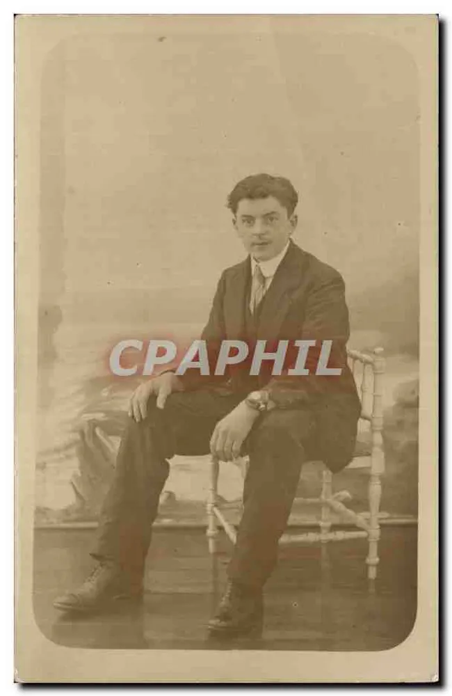 Jovem homem em traje — estúdio — R. Guillonninet, Brestling & C°, Paris - Frente