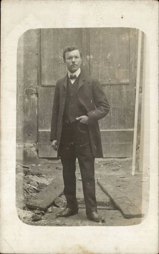 Porträt eines Mannes in einem Anzug — vor einer Holztür — Verlag Louis Lenoc, Le Havre - Vorderseite