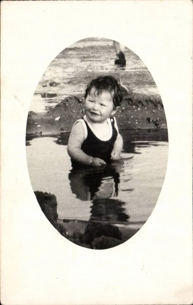 Criança na água — foto oval — carte postale - Frente