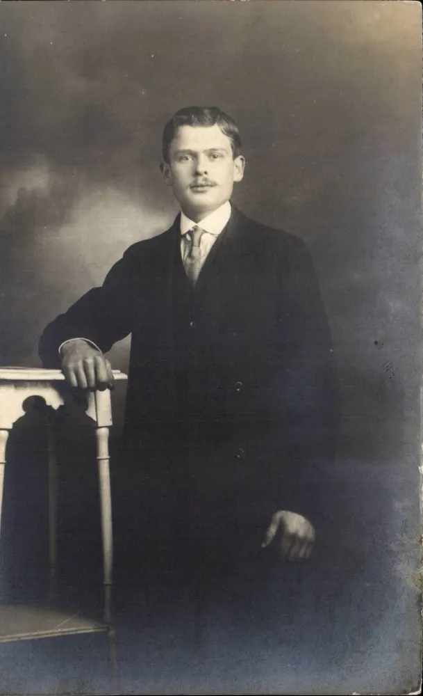 Retrato de um homem — estúdio — Photo-Compagnie Américaine, Paris - Frente