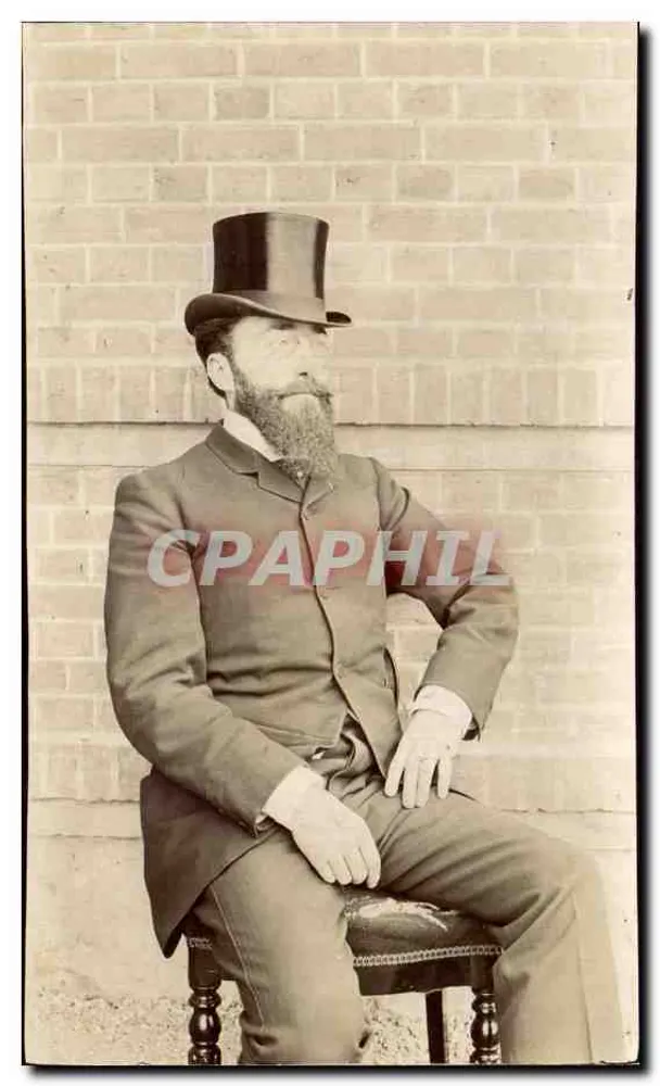 Retrato de um homem barbado com chapéu de feltro — em frente a um muro de tijolos — editor não identificado, número de série não visível - Frente