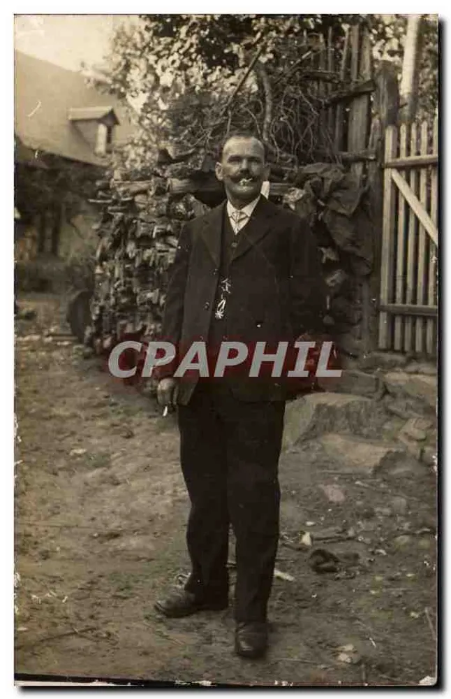 Homem de terno diante de uma parede de madeira — R. Guillainmot, Paris — número de série não visível - Frente