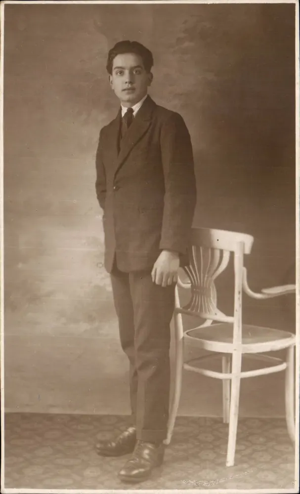 Junge Mann in Anzug — Studio — P. Manchette, 82 Rue de Paris, Pantin - Vorderseite