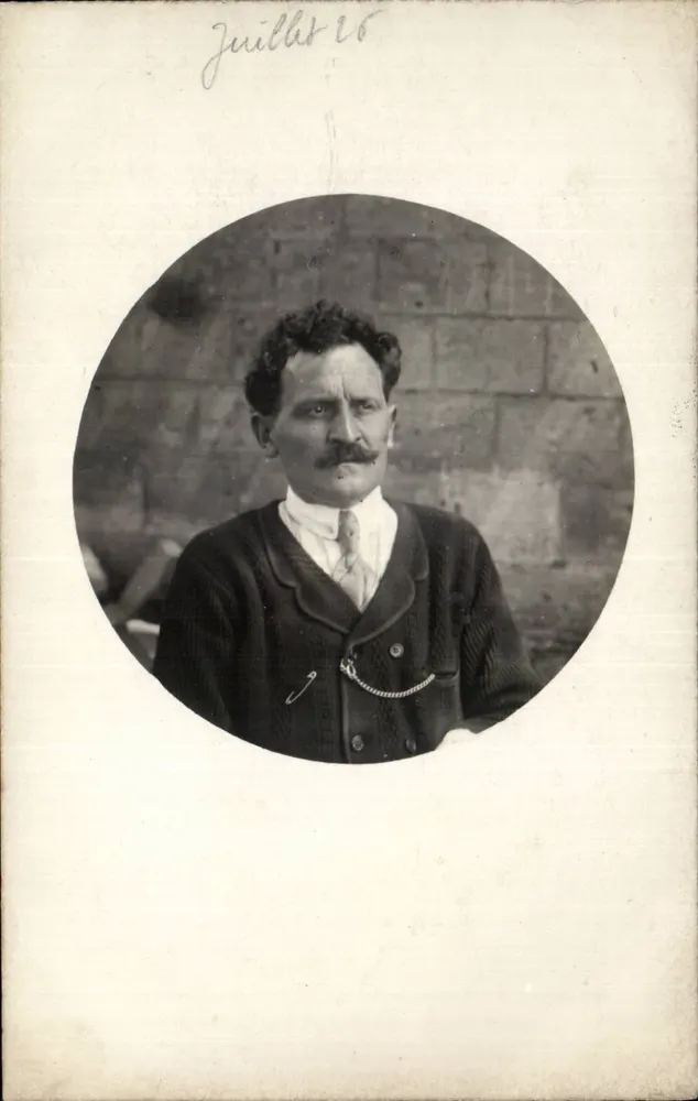Retrato de homem com bigode — Julho 16 — sem editor ou número de série visíveis - Frente