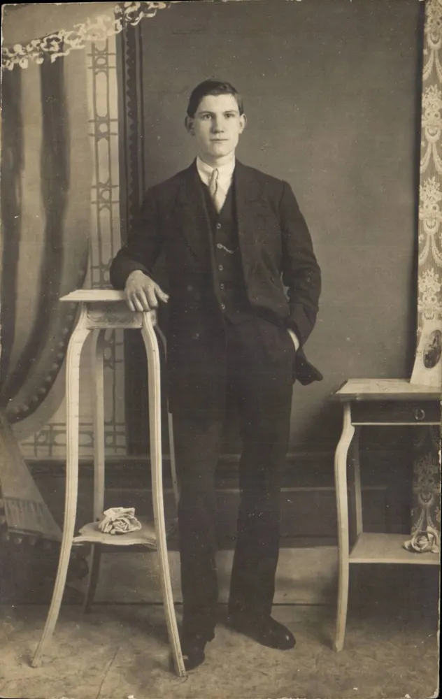 Retrato de um jovem — estúdio — B. Galliominot, Rue Nationale, Paris - Frente