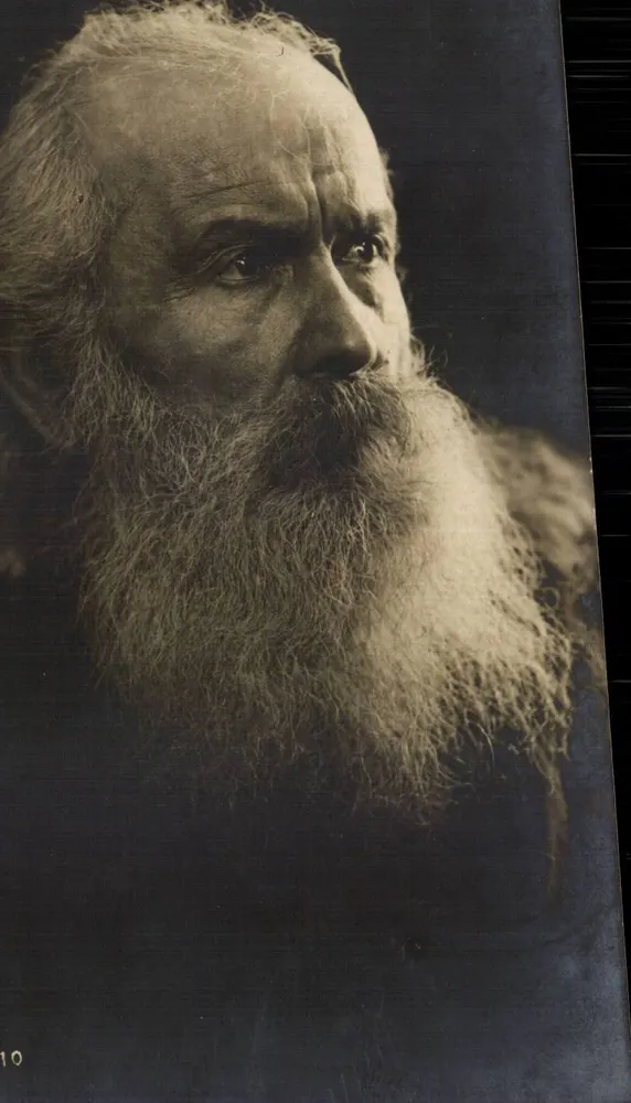 Retrato de um homem barbado — fotografia — série 10 - Frente