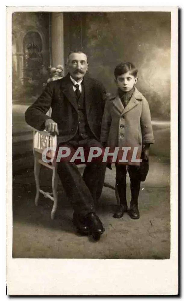 Porträt eines Mannes und eines Jungen — Fotostudio — Verlag und Nummer nicht sichtbar - Vorderseite