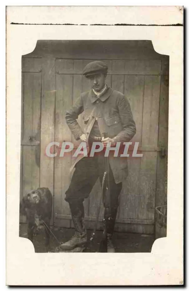 Homem com cachorro e fuzil — em frente à porta de madeira — editor não visível - Frente