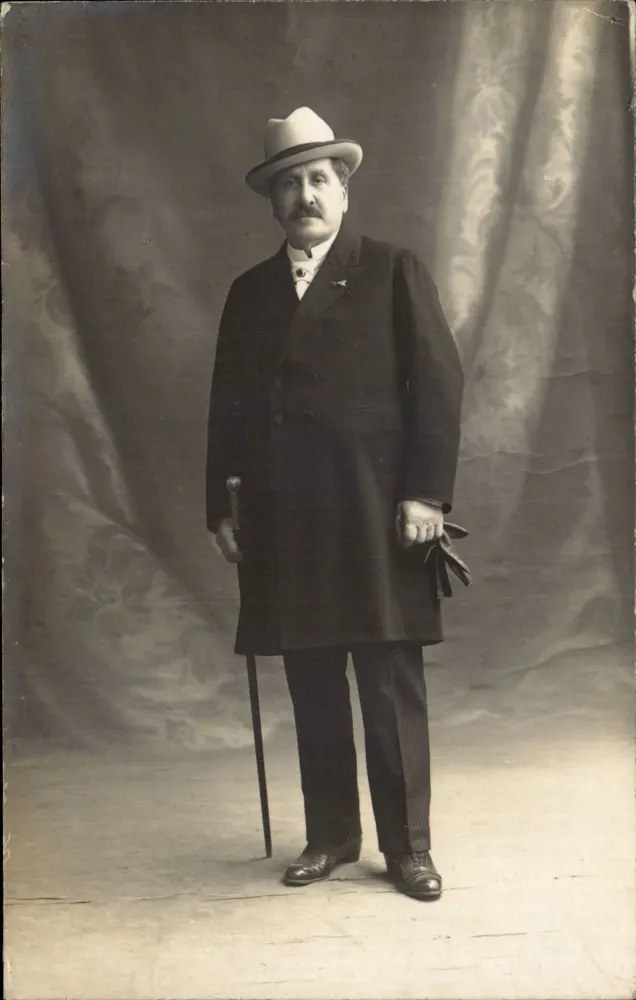 Retrato de um homem em traje — Quimper — Foto VILLAND - Frente