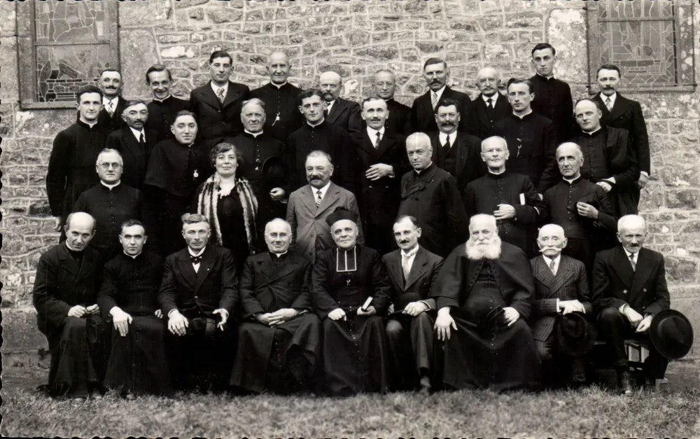 Grupo de padres e religiosos — diante da igreja - Frente