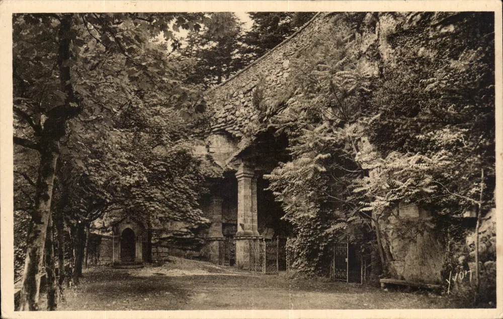 Rocamadour (Lot) — Eingang zur Grotte des Tombeau, im Hintergrund links, eine Station des Kreuzwegs — Les Éditions d'Art Yvon, Paris - Vorderseite