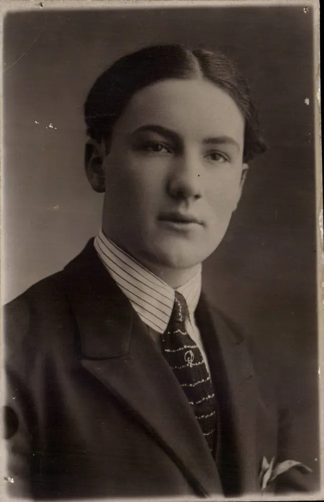Porträt eines jungen Mannes — Studio — Excelsior-Photo, 11 Rue du Commerce, Paris - Vorderseite
