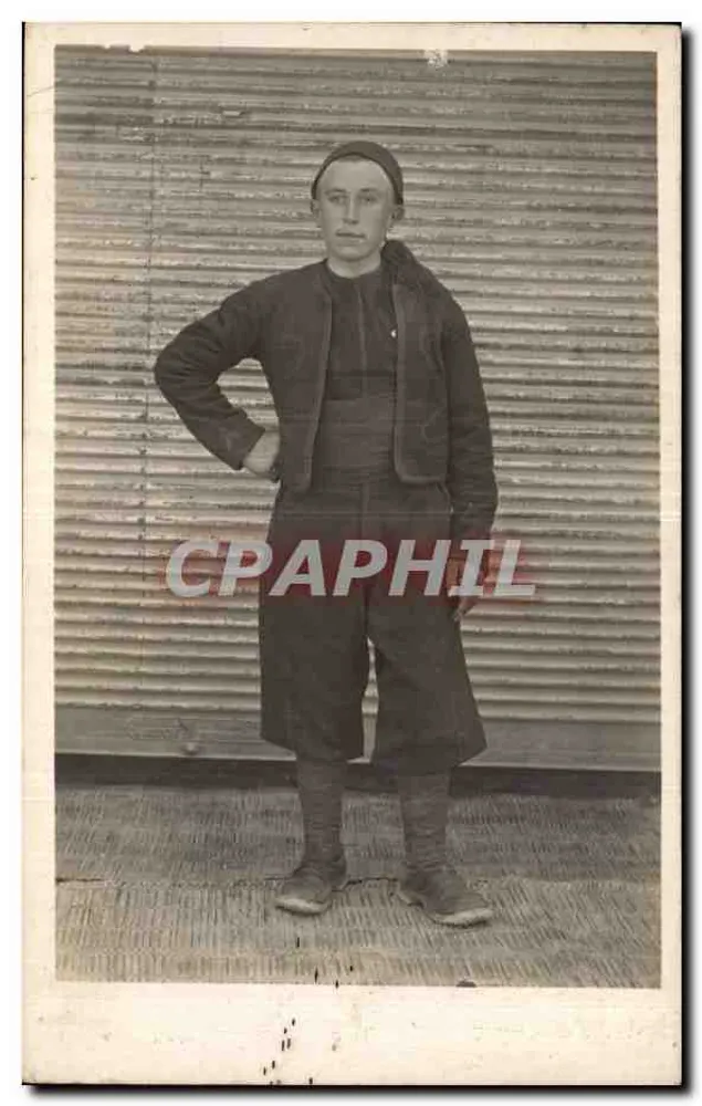 Arbeiter in Arbeitshose — vor einer wellenförmigen Metalltür — Y. Jullien & Cie, Paris - Vorderseite