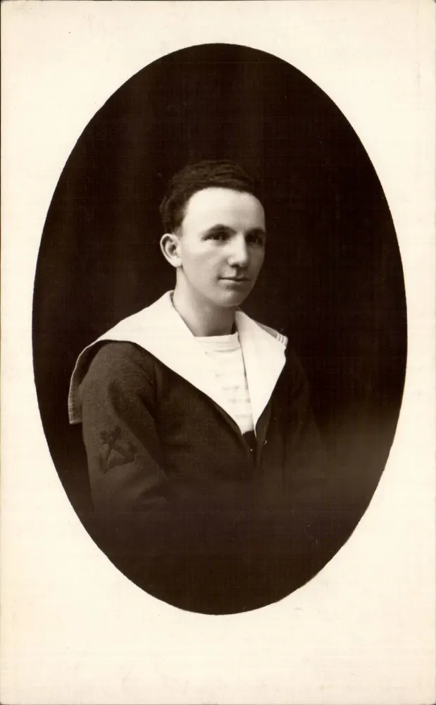 Junges Seemann — Portrait in Uniform — Seriennummer nicht sichtbar - Vorderseite
