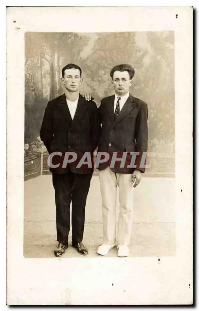 Dois homens em traje — estúdio fotográfico — sem editor ou número visíveis - Frente
