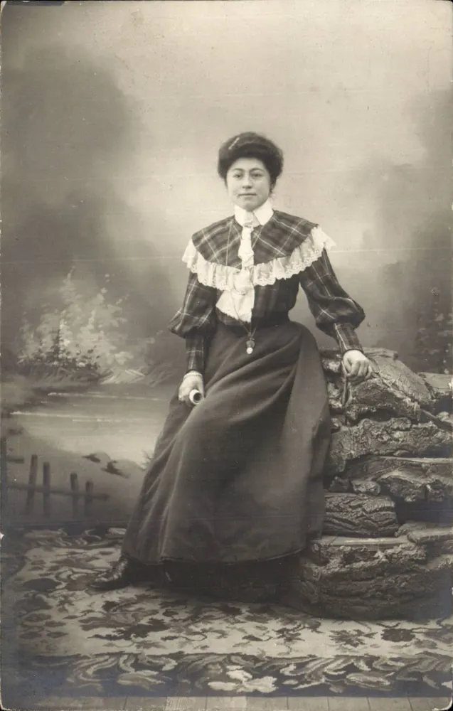 Donna in abito a quadri — posa su rocce — cartolina postale interna Francia - Recto