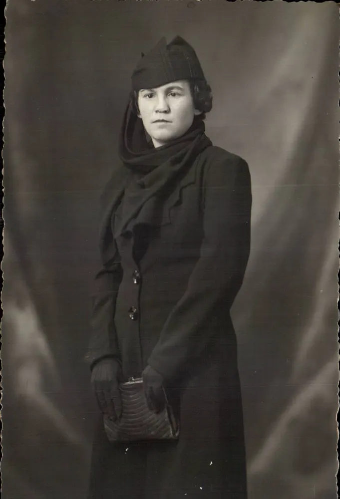 Retrato de uma mulher — época 1930 — Carta Postal - Frente