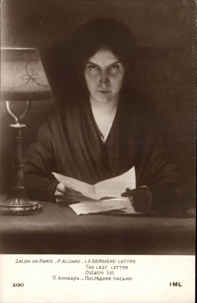 Frau, die an einem Tisch sitzt und eine Lampe hat — Salon de Paris — P. Alizard — Nr. 3190 - Vorderseite