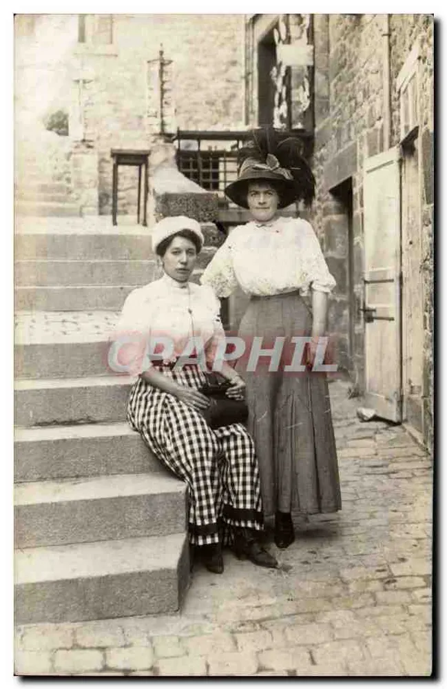 Zwei Frauen — Mont Saint-Michel — D. Gauffeny, Photo. (Frankreich) - Vorderseite