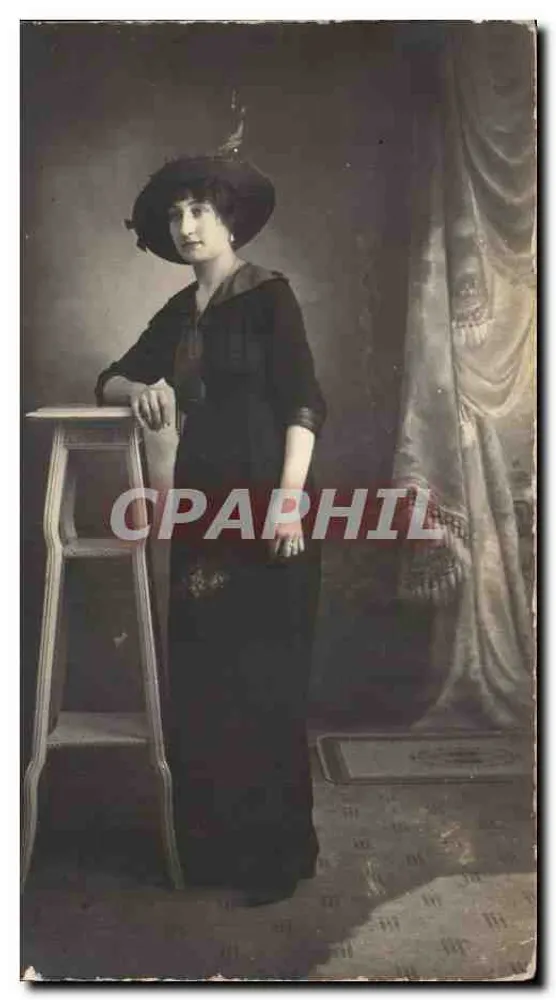 Jovem mulher com vestido preto e chapéu — estúdio — editor não visível - Frente