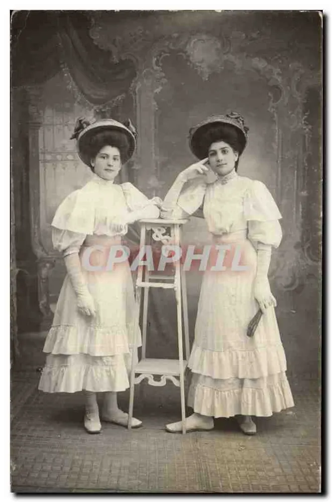 Zwei junge Frauen in eleganter Kleidung — Studio — Vidal, Oran - Vorderseite
