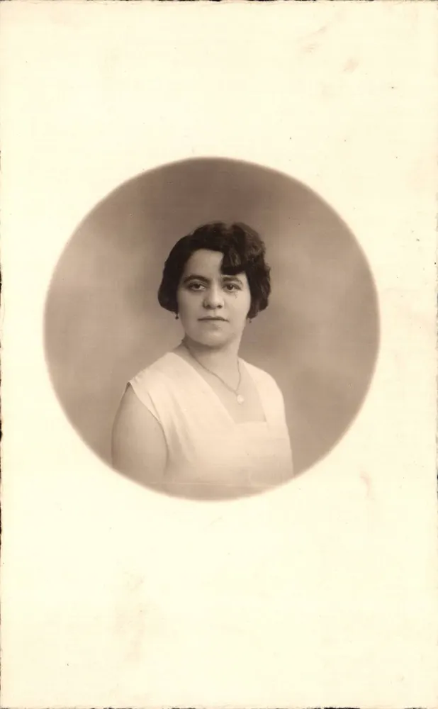 Retrato de uma mulher — época 1929 — Carta postal - Frente