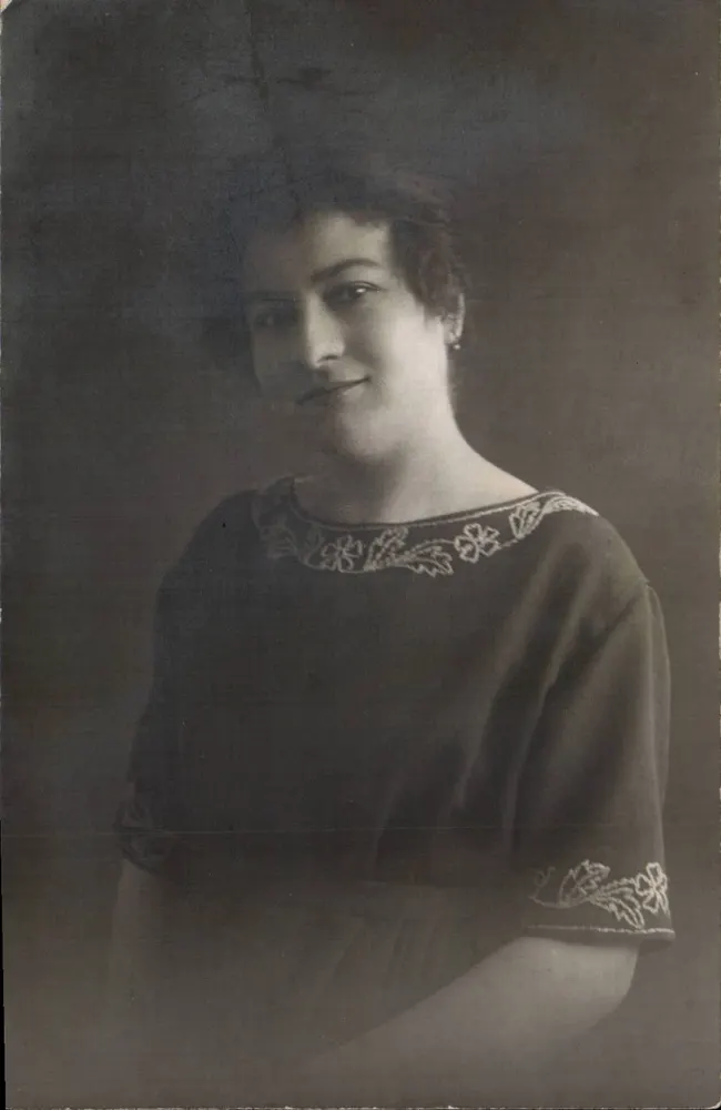 Retrato de uma mulher — época 1920 — CHART. Fotógrafo, Paris - Frente
