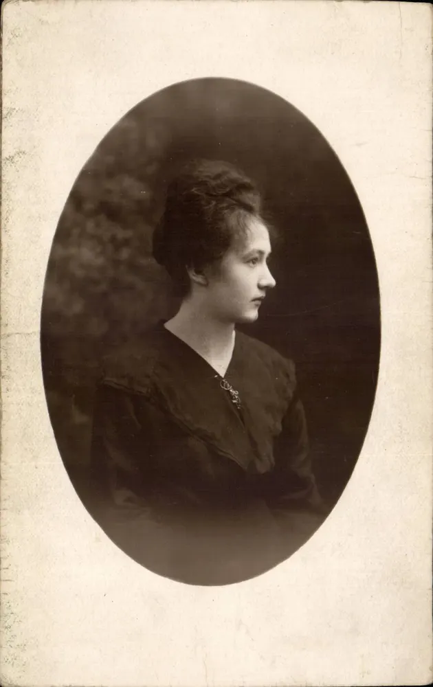 Porträt einer Frau — Profil — Photographic Gerbert, Paris - Vorderseite