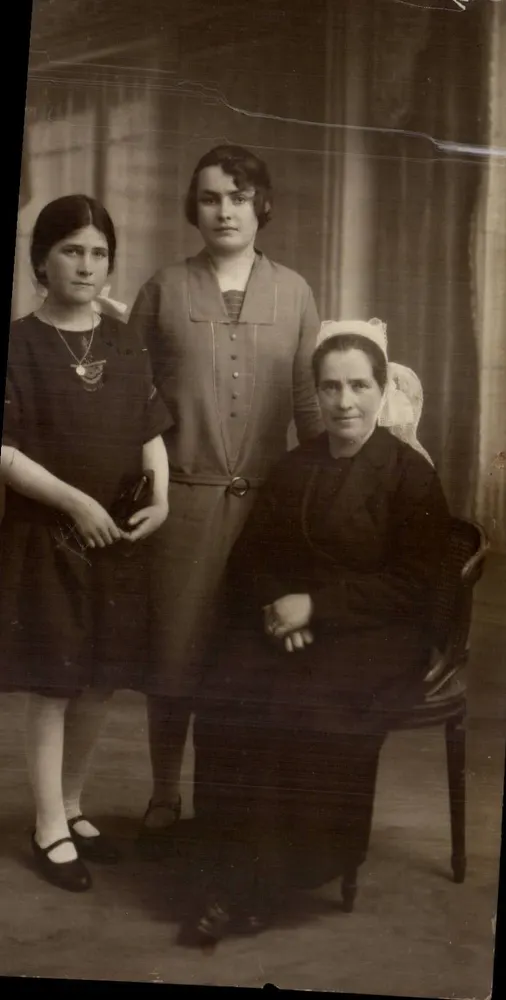 Três mulheres — estúdio fotográfico — R. DELA MAY SAINT-ÉTIENNE - Frente