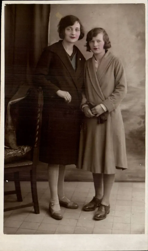 Duas mulheres — estúdio — JERUSALEM, número de série ilegível - Frente