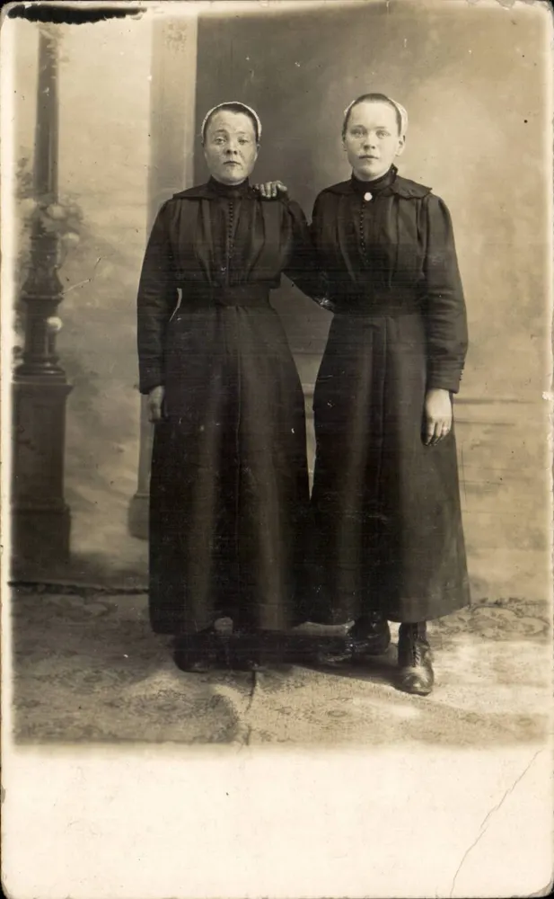 Duas irmãs — estúdio de retratos — R. Guillaume, Breant & Cie, Paris - Frente