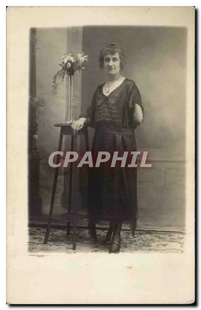 Mulher em vestido escuro — estúdio fotográfico — sem editor ou número visível - Frente